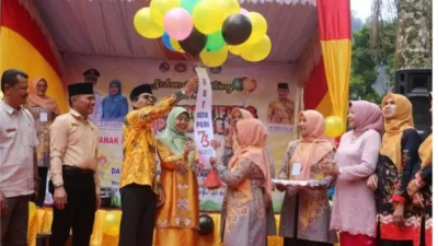 “Kabur” Saat di Demo, Ternyata Bupati Limapuluh Kota Safaruddin Sedang PHP Anak TK di Harau?