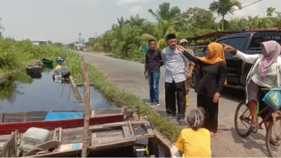 Satgas DLH Rohil Keruk Sejumlah Parit untuk atasi banjir