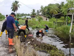 Atasi Banjir, DLH Rohil Lakukan Normalisasi Saluran Air Pelabuhan Baru Menuju Ke SMA Negeri 2