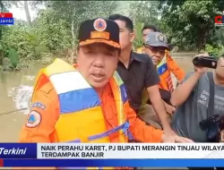 Naik Perahu Karet, PJ Bupati Merangin Tinjau Lokasi Banjir
