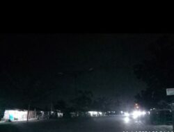 Lampu Penerangan Jalan Umum jln yossudarso, rumbai kota pekanbaru Di Biarkan Mati Hingga Berbulan Bulan.