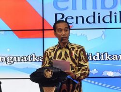 RIBUAN MASYARAKAT PADATI GOR BATUTUPANG TUNGGU KEDATANGAN JOKO WIDODO