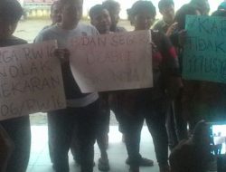 TAK TERIMA DIMEKARKAN!, WARGA DURI MENGERUDUK KANTOR LURAH AIR JAMBAN MANDAU.