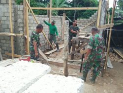 BABINSA KORAMIL 05/SULIT AIR GOTONG ROYONG BEDAH RUMAH WARGA