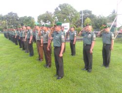 LETKOL ARH PRIYO ISWAHYUDI PIMPIM UPACARA KENAIKAN PANGKAT PRAJURIT DIJAJARAN KODIM 0309/SOLOK