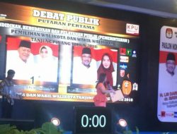 TIM PANELIS MENILAI DEBAT TEMA PUTARAN PERTAMA DUA PASLON JAWABANNYA TIDAK NYAMBUNG