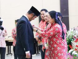 Bupati Bintan dan Ketua TP PKK Terima Lencana Manggala Karya Kencana.