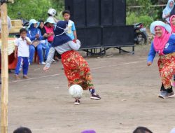 Peringati HUT RI Ke- 73, Ibu – Ibu Kelurahan Gunung Lengkuas Main Bola Pakai Sarung.
