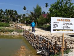 Laksanakan Program PKT, Kades Sawah Baru Bangun Turap Bersama Warga.
