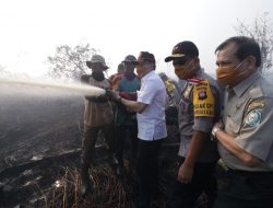 10 HELIKOPTER WATER BOMBING DAN HUJAN BUATAN DIKERAHKAN UNTUK PADAMKAN KEBAKARAN HUTAN DAN LAHAN DI KALIMANTAN BARAT