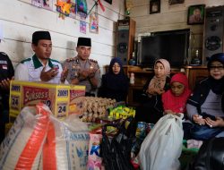 Nyebrangi Sungai Siak, Tim Jum’at Barokah Bantu Keluarga Malizon