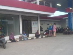 Gas LPG Subsidi Langka, Puluhan Warga Mengeluh di Pangkalan SPBU 14.214.225.