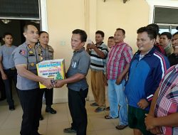 Salut, Peduli Abang Becak, Kapolres AKBP Frido Bagikan Kado Natal.