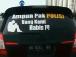 Mobil “Ampun Pak Polisi Uang Kami Habis” di Stop Petugas