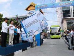 Walikota Pekanbaru, DR. Firdaus, ST, MT saat pelepasan rombongan mudik gratis BRI ke Padang .