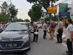 Kapolsek Pekanbaru kota Bersama Jajarannya Bagi- Bagi Takjil Gratis