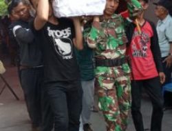 Babinsa Koramil 04/Jebres Kodim 0735 Sambangi Prosesi Pemakaman Warga