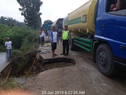 Jalan Lintas Petapahan Rusak Parah, Polisi Alihkan Kendaraan Berat Ke Jalan Alternatif