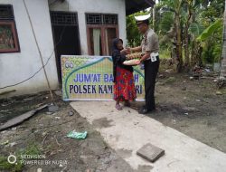 Anggota Polsek Kampar Kiri Sambangi Warga dan Berikan Bantuan Sembako