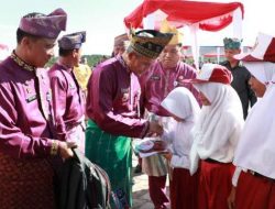 Kadisdik Pekanbaru Bagikan 1000 Paket Bantuan Kepada Seluruh Sekolah Pada HUT Pekanbaru .