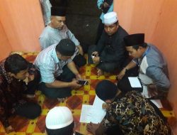 Duduk lesehan di Depan Astaka MTQ Ratusan Masyarakat menikmati lantunan ayat suci Al-Quran