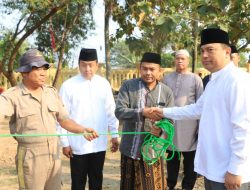 Kapolda Banten Menyerahkan Hewan Qurban Sebanyak 41 Ekor Sapi Dan 21 Ekor Kambing .