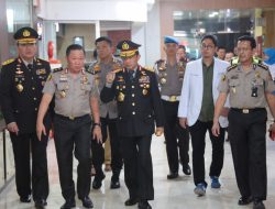 *Kapolri Menjenguk Korban Luka Bakar saat melaksanakan tugas Pengamanan Aksi Unras*