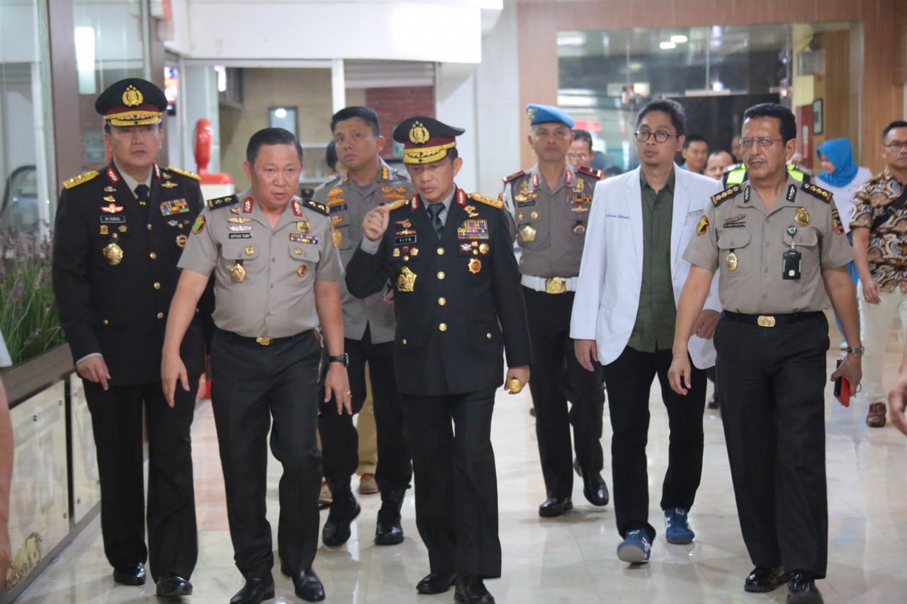 *Kapolri Menjenguk Korban Luka Bakar saat melaksanakan tugas Pengamanan