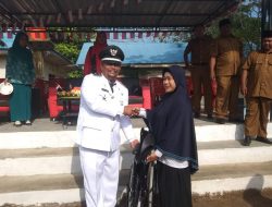 Mantap, Di HUT Kemerdekaan RI Ke-74, Kades Bukit Kratai Beri Kursi Roda Buat Warga Disabilitas