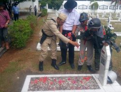 Memperingati HUT RI Ke-74, Laskar Sepeda Tua Pekanbaru Lakukan Tabur Bunga Di Makam Pahlawan