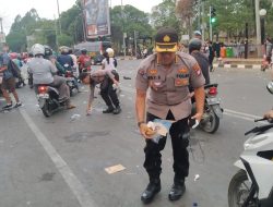 Usai Memantau Unjuk Rasa , Kabid Humas Polda Banten Ikut Bersih – Bersih