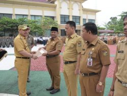 Serahkan SK Kenaikan Pangkat Kepada ASN, Ini Harapan Bupati Kampar