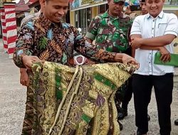 Aksi Demo Masyarakat Desa Bukit Ranah, Massa Hadiah Kades dan Camat ” Kain Pinggang”