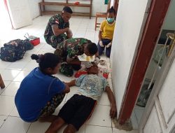 Tim Kesehatan Satgas Yonif Raider 142/KJ Bantu Warga Yang Terluka Akibat Memotong Kayu