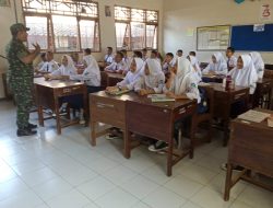 Tangkal Bahaya NORKOBA Babinsa Kratonan Berikan Sosialisasi Kepada Siswa SMP 19 Serengan