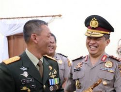 Peringatan HUT TNI 74 , Kapolda Riau Irjen Agung Setya Imam Efendi Berikan Kejutan Kerumah Dinas Dandrem 031 Wira Bima Brigjen TNI Mohammad Fadjar