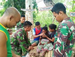 Tanggap dan Sigap, Satgas Pamtas RI-RDTL Yonif 132/BS, Evakuasi Seorang Nenek Yang Pingsan di Kebun