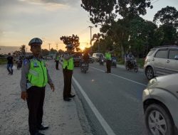 Berikan Kenyamanan, Polisi Jaga dan Atur Lalu Lintas di KM 27 Desa Sungai Pinang