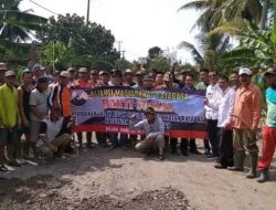Aliansi Masyarakat GelarAksi Timbun Jalan Yang Rusak