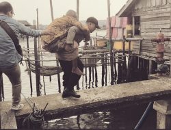 Terobos Hujan Deras, Polisi Ini Gendong Seorang Kakek Yang Hidup Sebatang Kara Untuk Berobat