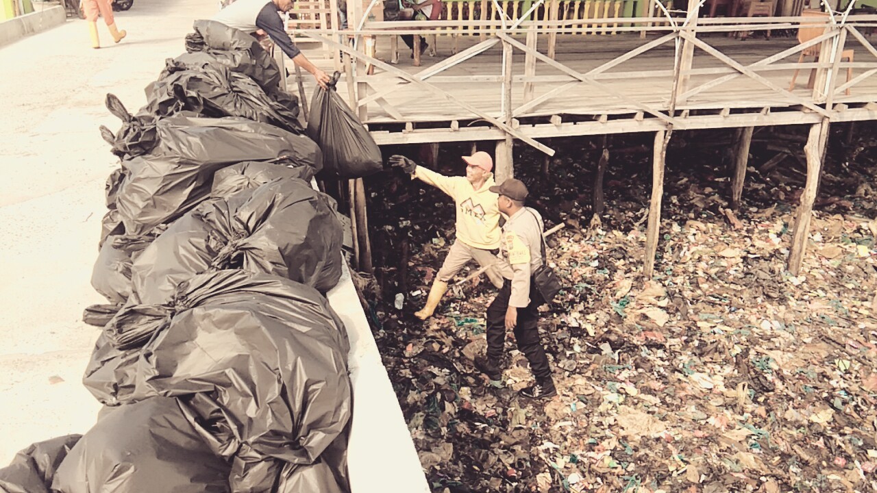 Banyaknya sampah yang terkumpul dar hasil gotong royong TNI-Polri bersama masyarakat, Minggu (15/3/2020) (Dok: hms Polres Tanjungpinang)