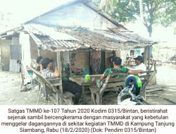 Lepas Lelah, Satgas TMMD “Senda Gurau” Dengan Warga