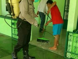 Pengurus Masjid Al-Amin dan Bhabinkamtibmas Kampung Bulang Gotong Royong Cegah Virus Corona