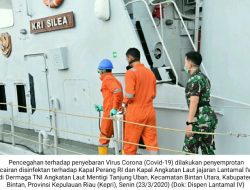 Waspada Covid-19, Kapal Perang Disemprot Disinfektan