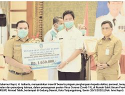 Isdianto Serahkan Insentif dan Piagam Penghargaan untuk Tim Medis Penanganan Covid-19