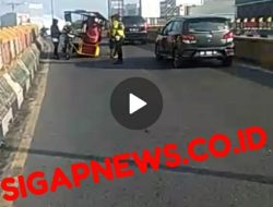 Alami Pecah Ban, Personil Satlantas Pekanbaru dan Tim Reaksi Cepat Evakuasi Gerobak Penjual Es Tebu