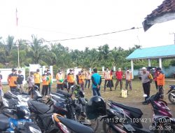 Kades Pandan Lagan Semprotkan Cairan Disinfectant di Fasilitas Umum Sampai Kerumah Warga