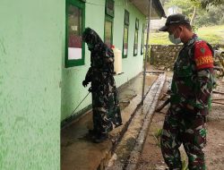 Putus Rantai PenyebaranCovid -19, Satgas Pamtas RI-RDTL Yonif 132/BS, Semprotkan Desinfektan