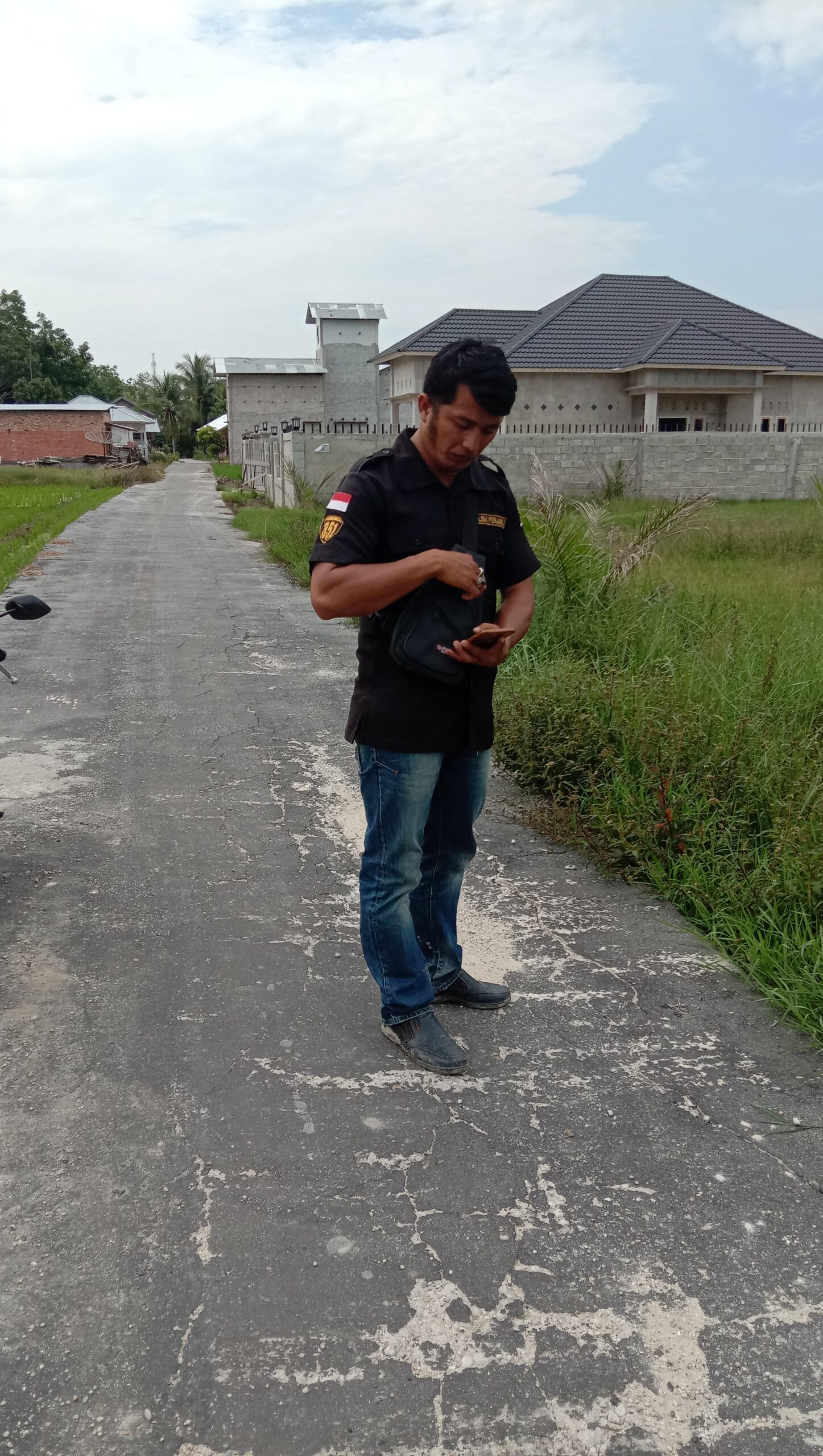 Teks Foto : Ketua LSM PENJARA Kampar Rudi Hartono Lase saat Investigasi di Desa Bukit Ranah