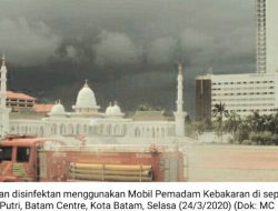 Cegah Covid-19, Mobil Damkar Semprot Disinfektan di Fasilitas Umum